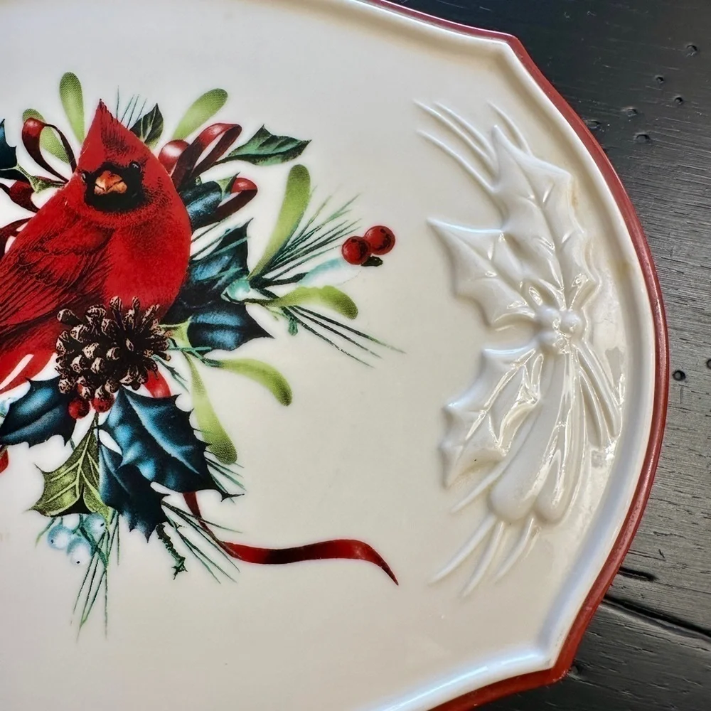 LENOX, “WINTER GREETINGS “ TRIVET. MADE OF PORCELAIN WITH 24 KARAT GOLD ACCENTS.